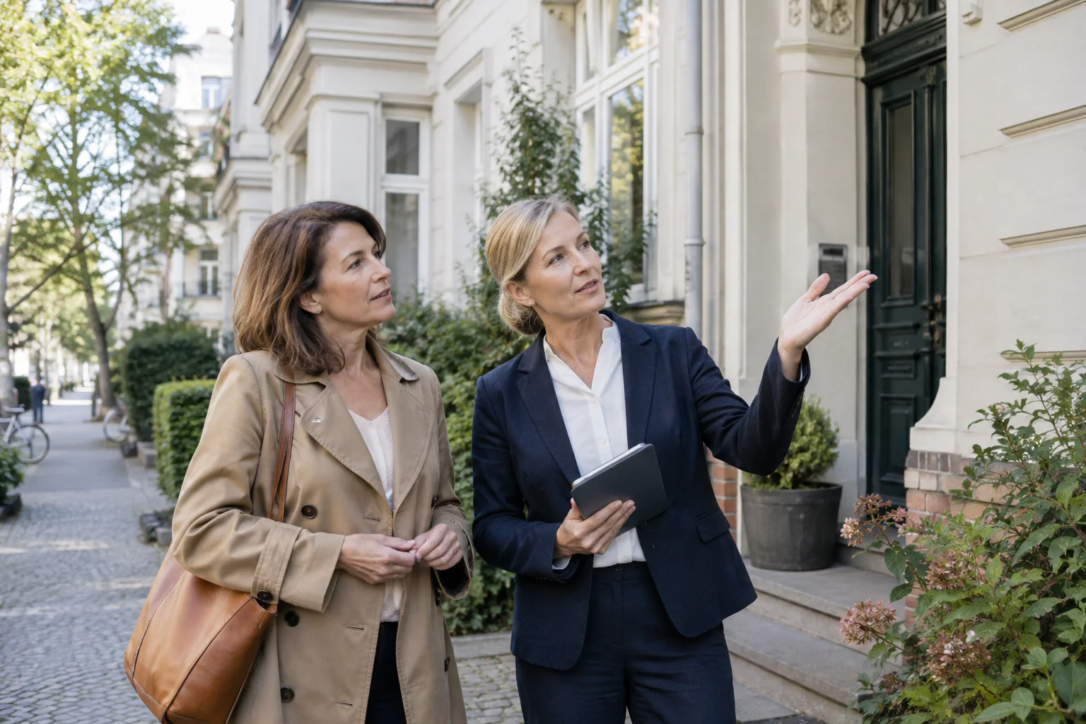 Interessentin erlebt einen begleiteten Immobilientermin